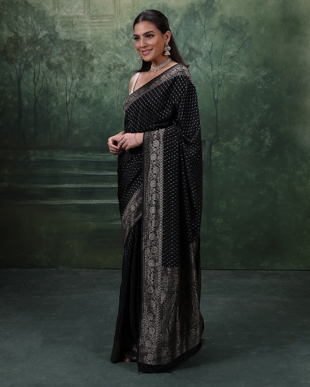 Midnight Charm Dola Silk Saree With Unstitched Blouse Fabric