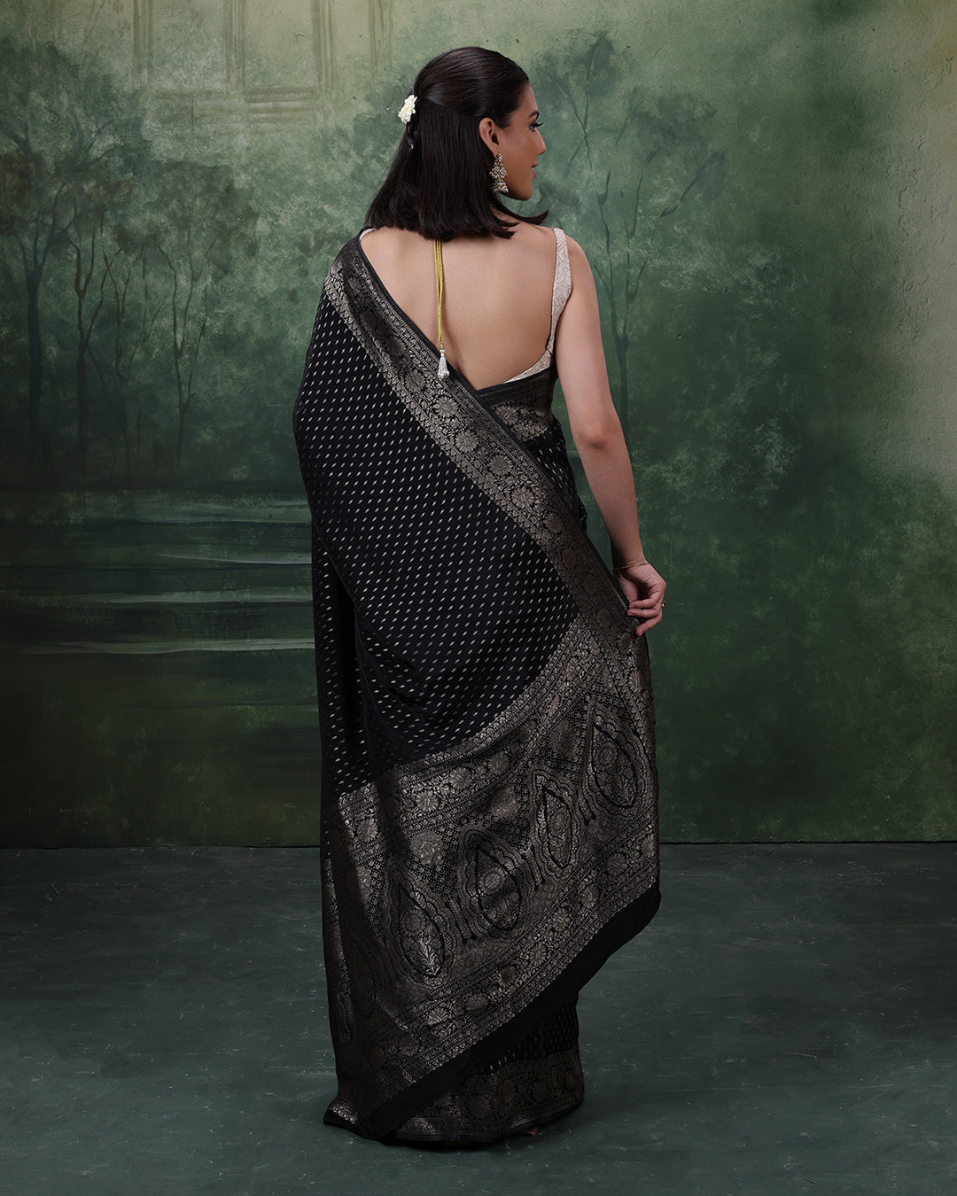 Midnight Charm Dola Silk Saree With Unstitched Blouse Fabric