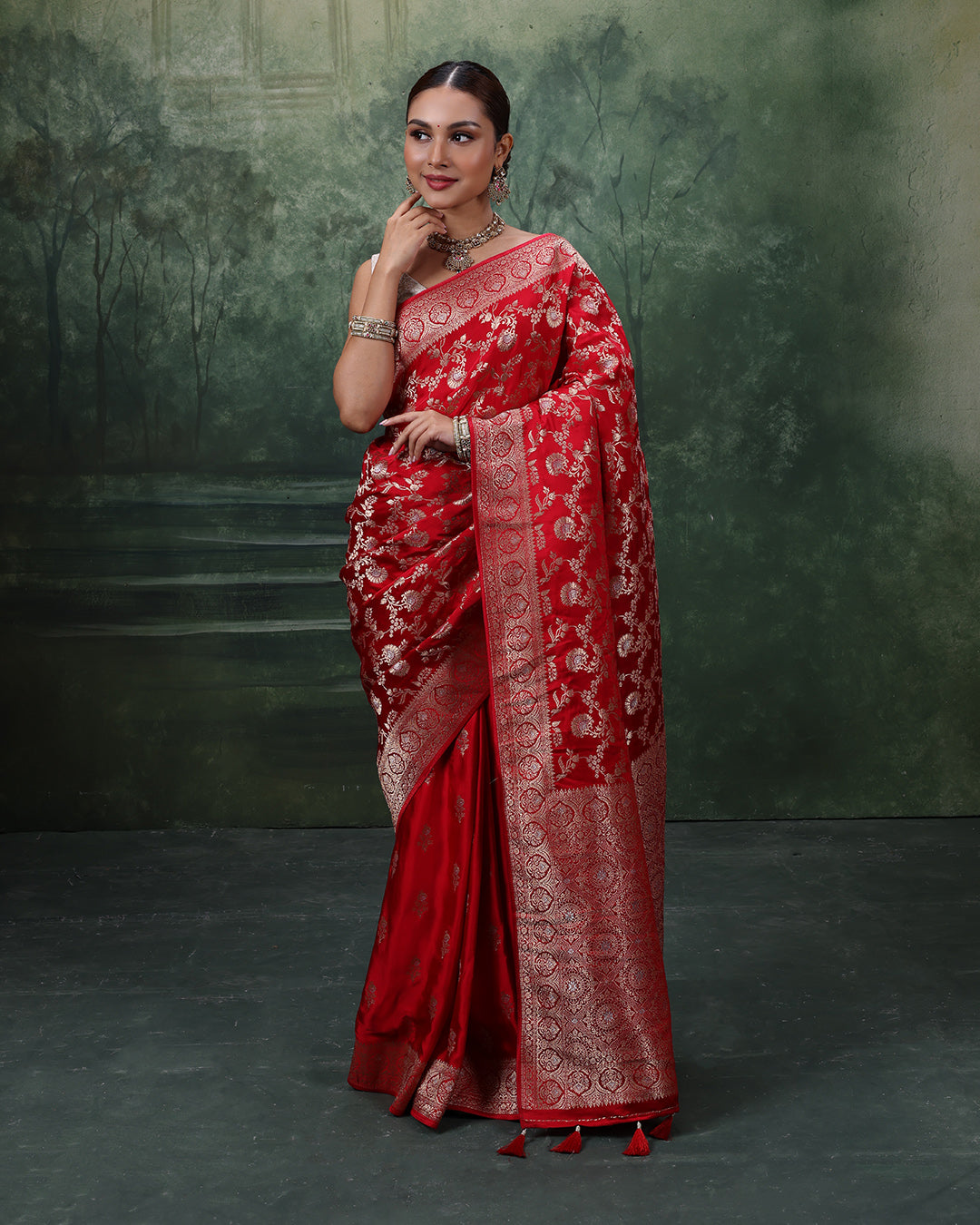 Noor-e-Banaras Dola Silk Saree With Unstitched Blouse Fabric
