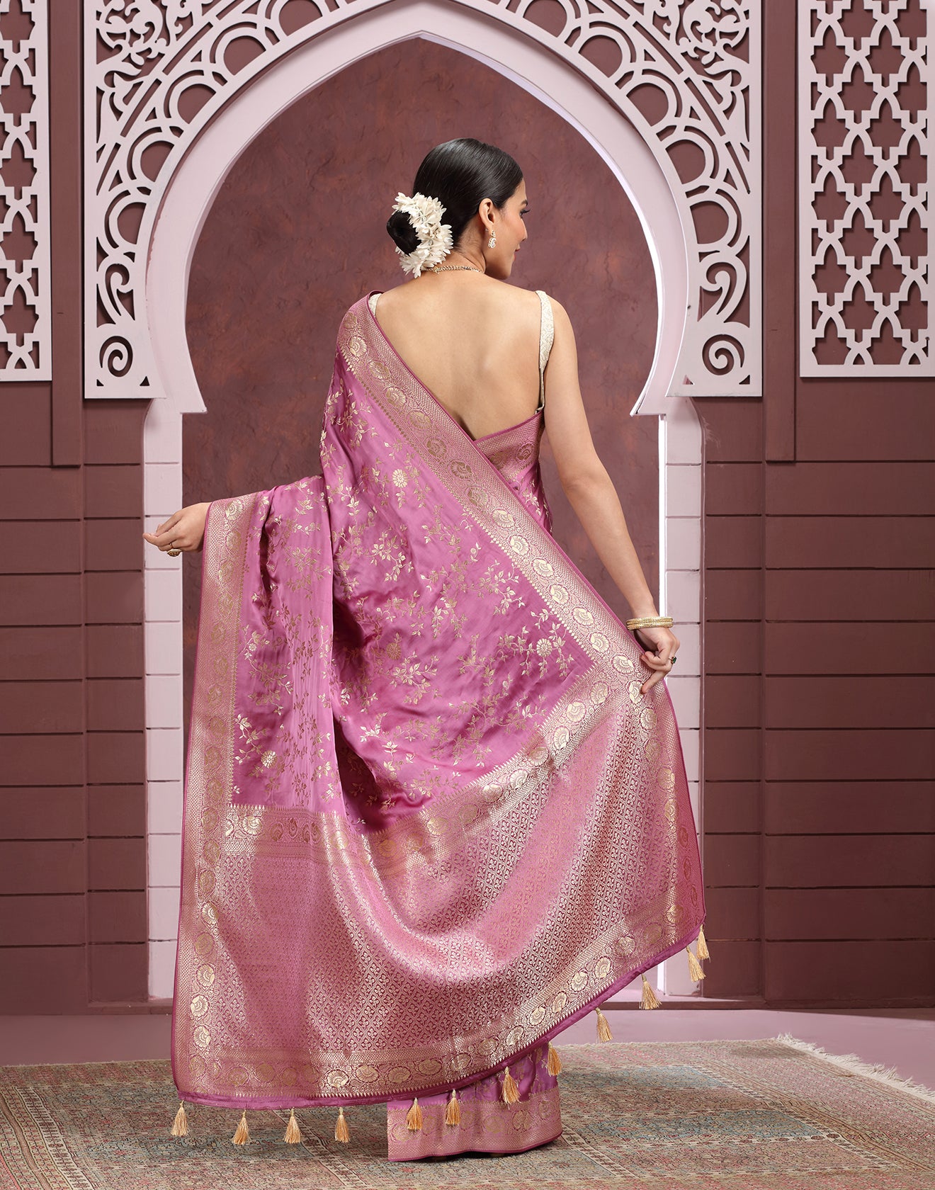 Mistiqué Lavender Floral Jaal Dola Silk Saree